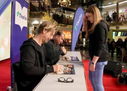 Elsterglanz In Jena Schlange Stehen Fuer Kult Kalender 15