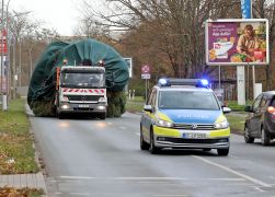 Polizei Eskorte Fuer Jenas Weihnachtsbaeume JN12