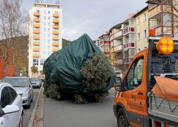 Polizei Eskorte Fuer Jenas Weihnachtsbaeume JN15