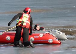 Eisrettung Feuerwehr Jena Trainiert Den Ernstfall 08