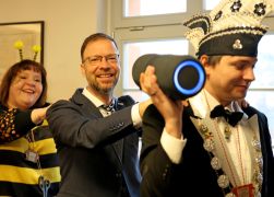 Ploetzliche Attacke Weiber Stuermen OB Buero In Jena 02