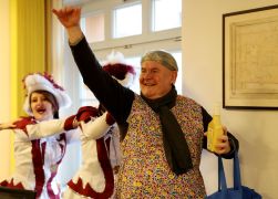 Ploetzliche Attacke Weiber Stuermen OB Buero In Jena 03