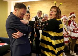 Ploetzliche Attacke Weiber Stuermen OB Buero In Jena 04