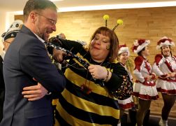 Ploetzliche Attacke Weiber Stuermen OB Buero In Jena 05