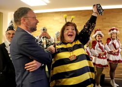 Ploetzliche Attacke Weiber Stuermen OB Buero In Jena 06