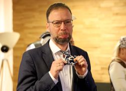 Ploetzliche Attacke Weiber Stuermen OB Buero In Jena 07