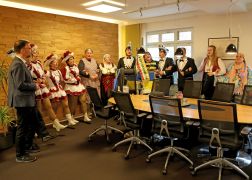 Ploetzliche Attacke Weiber Stuermen OB Buero In Jena 10