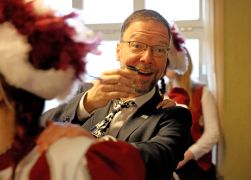 Ploetzliche Attacke Weiber Stuermen OB Buero In Jena 12