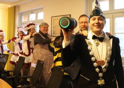 Ploetzliche Attacke Weiber Stuermen OB Buero In Jena 15