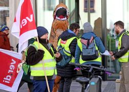 Warnstreik In Jena Beschaeftigte Fordern Hoehere Bezahlung 08