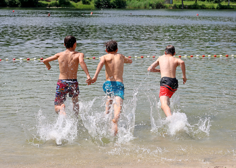 Kinder können kostenfrei in den Sommerferien die Jenaer Freibäder nutzen.