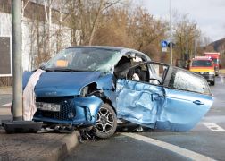 Lkw Kracht In E Smart 88 Jaehrige In Jena Aus Auto Befreit 01
