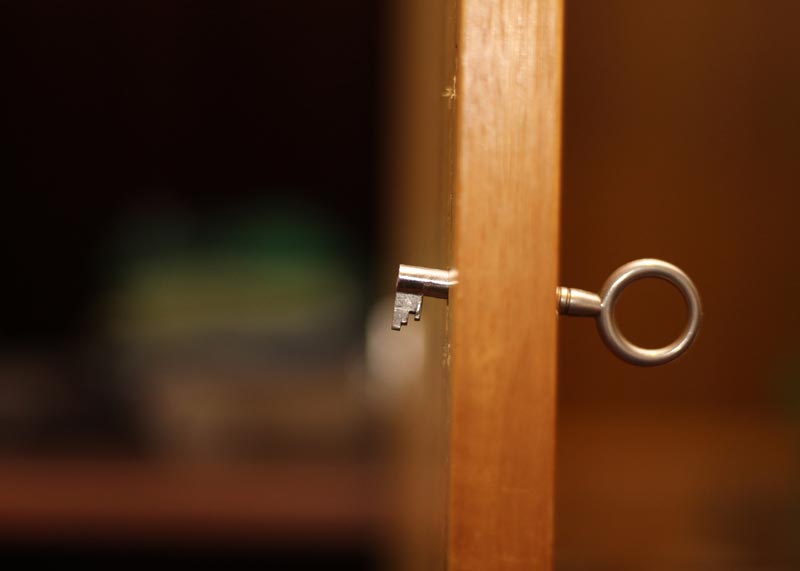 Die Frau entdeckte im Schrank etwas Ungewöhnliches und rief die Polizei.