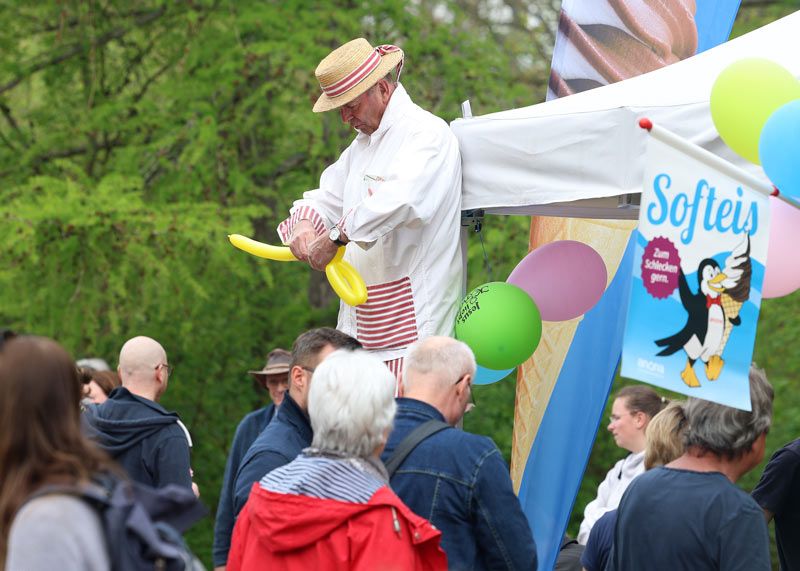 Ein Clown auf Stelzen, der Luftballons modellierte, erfreute vor allem die Kinder.