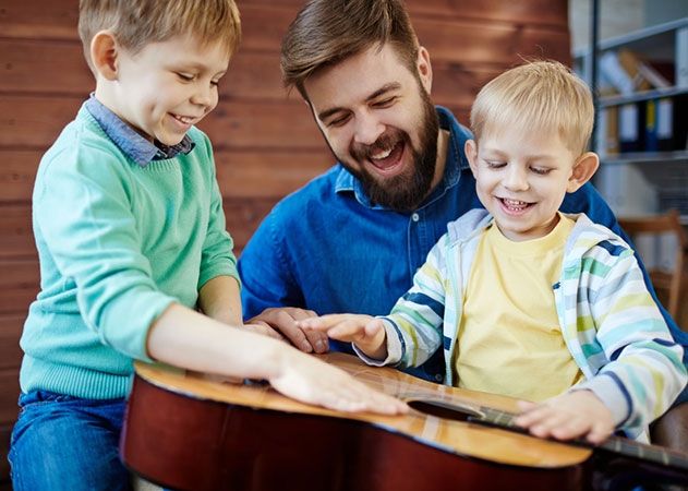 Gemeinsam Musizieren: Caruso Siegel für die Kindertagesstätte Himmelszelt in Jena.