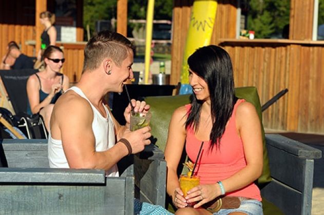 Urlaubsatmosphäre mitten in Jena: In der Strandbar „Strandschleicher“ hat die Freiluft-Saison begonnen.