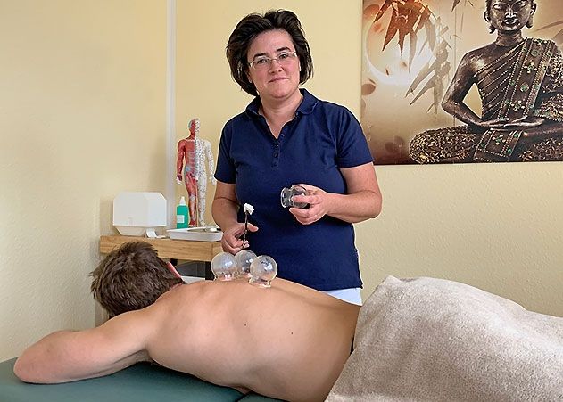 Auf traditionelle Therapiemöglichkeiten wie das Schröpfen setzt die Heilpraktikerin Jana Hentschel in ihrer neuen Praxis in Jena.