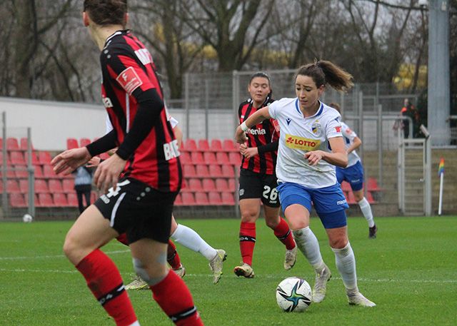 Jenas Julia Arnold am Ball im Spiel gegen Bayer 04 Leverkusen.