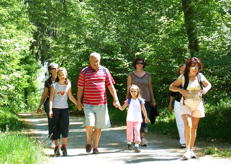 Auf einer ca. vier Kilometer langen Strecke finden sich Stationen zum Thema Tiere, Natur und Wald.