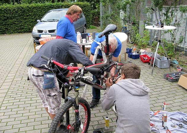 Fahrradreparatur beim Freiwilligentag mit ADFC-Werkstattleiter Christian Friese.