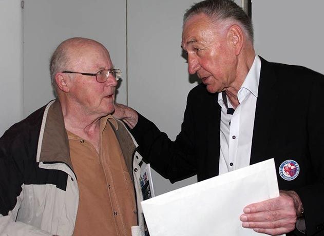 Professor Werner Riebel (Vorstandmitglied des FF USV Jena) verabschiedet sich persönlich bei seinem langjährigen sportlichen Rivalen und Freund Bernd Schröder (r.) in Potsdam.