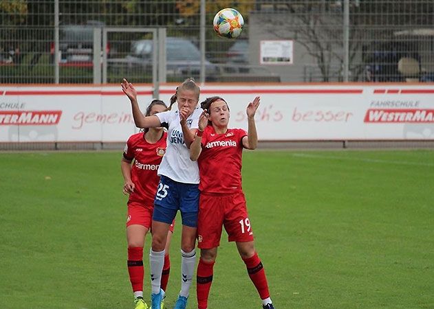 Im Kopfballduell die Jenaerin Karla Görlitz mit der Bayer-Spielerin Dóra Zeller.