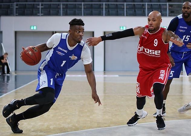 Jenas Ike Iroegbu (hier im Duell mit Bambergs Maurice Stuckey) avancierte beim Test in der Brose Arena mit 14 Zählern zum Topscorer der Partie.