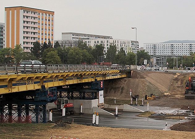 Blick auf Stadtrodaer Straße und die Behelfsbrücke.
