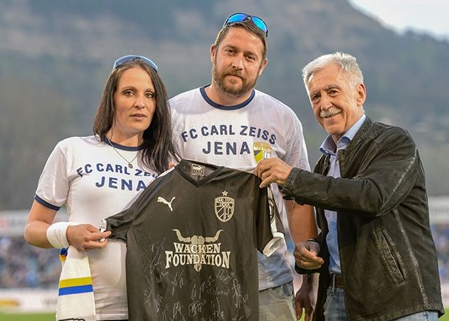 4000. FCC-Mitglied Ralf Vetter und Freundin Doren erhalten aus den Händen des Vereinspräsidenten Klaus Berka (rechts im Bild) das signierte Jena-Trikot.