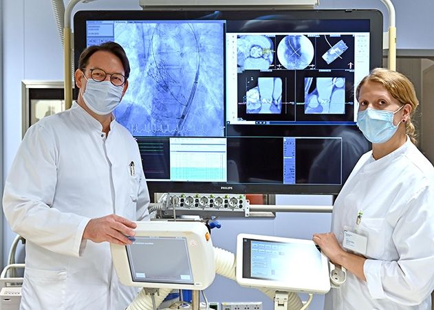 Expertise im Herzkatheterlabor: PD Dr. Sylvia Otto (rechts), Oberärztin der Klinik für Innere Medizin I und Prof. Dr. Christian Schulze (links), Direktor der Jenaer Kardiologie, besprechen einen aktuellen Fall.