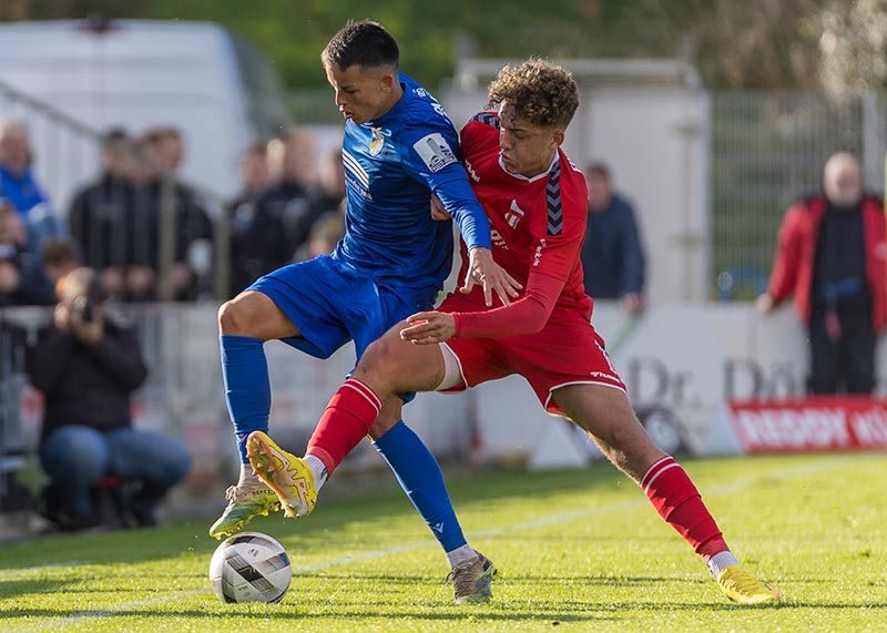 Im Zweikampf Jenas Pasqual Verkamp (l.) mit dem Meuselwitzer Luis Fischer.