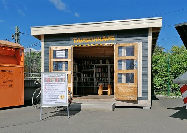 Das Tauschhaus im Wertstoffhof des KSJ, Löbstedter Straße 56.