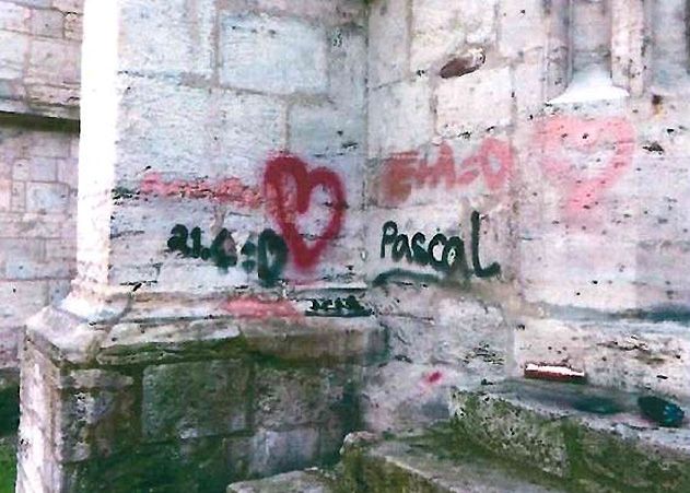 Erneut wurde die Jenaer Stadtkirche mit Graffiti-Schmierereien verschandelt.