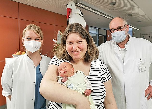 Überglücklich hält Antje Bornemann ihren Sohn Oliver in den Armen. Dank der intensiven Betreuung im Feto-Neonatalen Pfad geht es beiden gut, ganz zur Freude ihrer behandelnden Ärztin Dr. Susanne Dargel und Klinikdirektor Professor Ekkehard Schleußner.