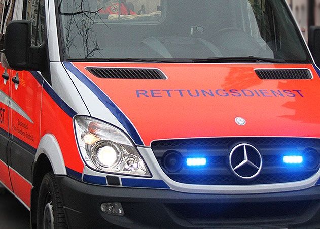 Hoher Sachschaden entstand bei einem Unfall mit einer Kehrmaschine, die einem Krankenwagen ausweichen musste.