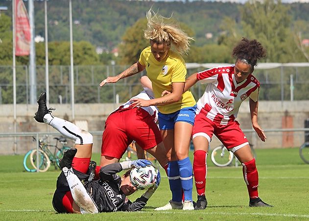 FCC-Neuzugang Jenny Hipp im Spiel gegen Würzburg in Aktion.