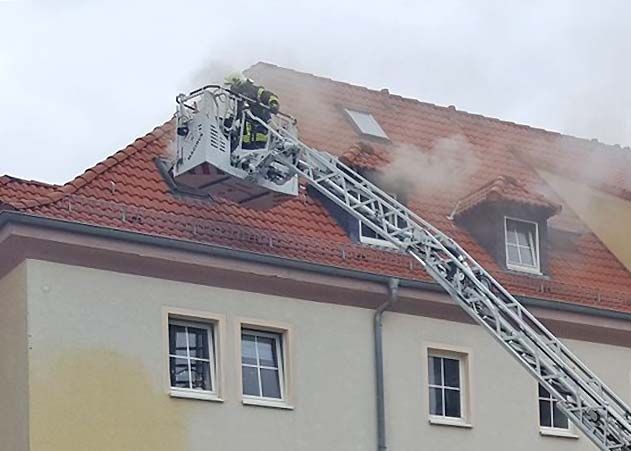 Feuerwehr im Großeinsatz: Am Montag kam es zu einem Küchenbrand im dritten Obergeschoss in der August-Bebel-Straße.