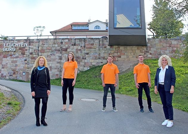 Die neuen Auszubildenden Annalena Dirks, Pascal Volland, und Maximilian Bernstein (hinten) mit Mitarbeiterin der Personalabteilung Tina Holbach und Ausbildungsleiterin Peggy Kretzer (vorn).