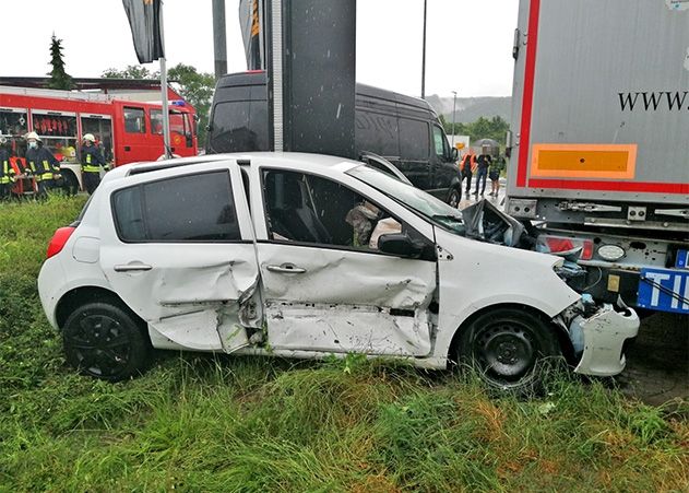 Die 21-jährige Autofahrerin musste nach dem Unfall verletzt ins Klinikum gebracht werden.