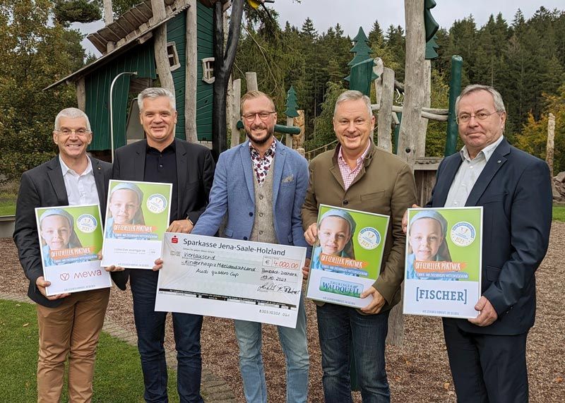 v.l.n.r. Andreas Gerlach, Geschäftsführer MEWA Textil-Service SE & Co. Deutschland OHG, Steffen Glaubrecht (Geschäftsführer collective avantgarde corporate finance GmbH), Marcus Köhler (Fundraising & Kommunikation Kinderhospiz Mitteldeutschland), Thomas Heß (Geschäftsführer Thüringer Waldquell Mineralbrunnen GmbH) und Uwe Fischer (Leiter Großkundenbetreuung der Autohaus Fischer GmbH).