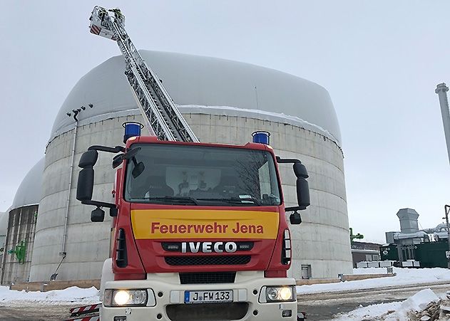 Mit einer Drehleiter verschaffte sich die Feuerwehr einen Überblick auf der Biogasanlage in Jena-Zwätzen.
