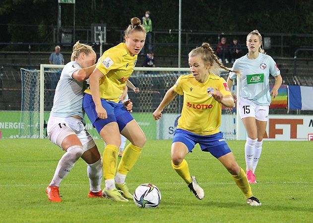 Jenas Spielerinnen Nicole Woldmann und Annika Graser behaupten den Ball im Zweikampf.