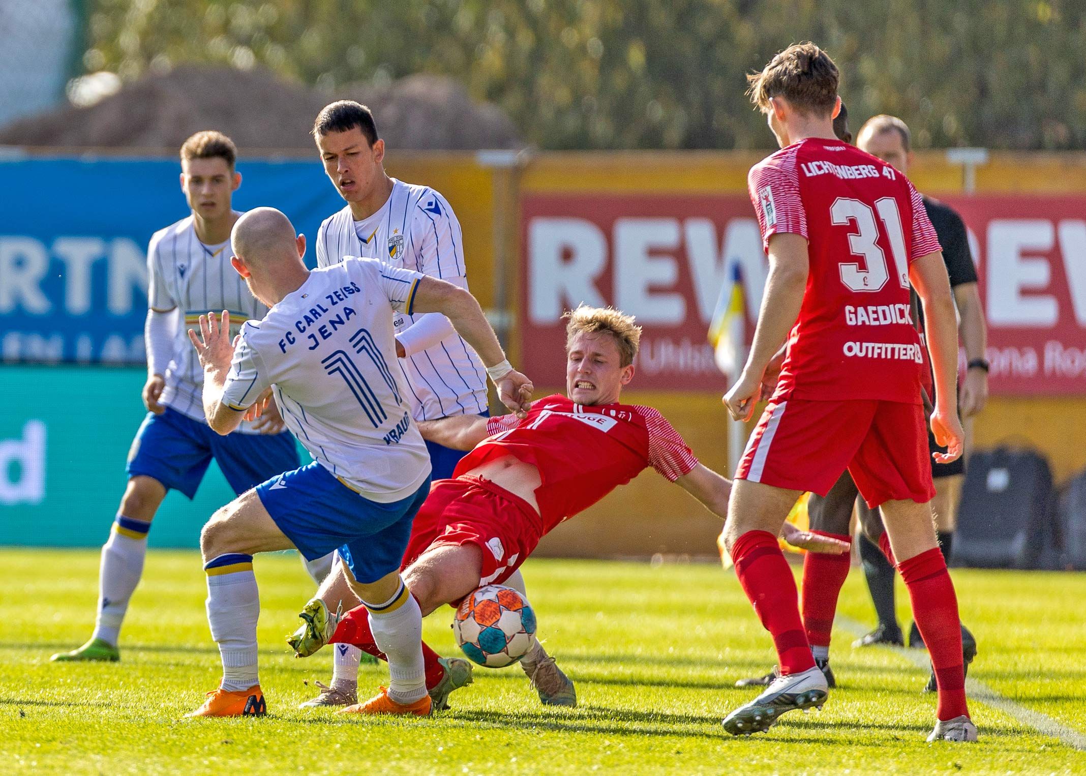 Im Duell Jenas Maximilian Krauß (l.) mit dem Lichtenberger Max Winter.