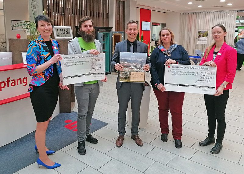 v.l.n.r. Julia Feiler, Individualkundenberaterin Sparkasse Jena-Mitte, Renè Glaser, Vorsitzender Tierheim Jena, Steffen Gottschald, Filialleiter Sparkasse Jena-Mitte, Caroline Feustel, Leiterin Kindertagesstätte „Himmelszelt“ und Julia Necke, Privatkundenberaterin Sparkasse Jena-Mitte.