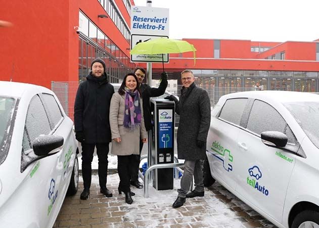 Jenas Stadtentwicklungsdezernent Denis Peisker, Thüringens Umweltministerin Anja Siegesmund, Niklas Wachholtz, Thüringer Regionalleiter des Carsharing-Anbieters teilauto, und Stadtwerke-Geschäftsführer Thomas Zaremba (v.l.n.r.) bei der Einweihung der neuen Elektro-Carsharing-Station.