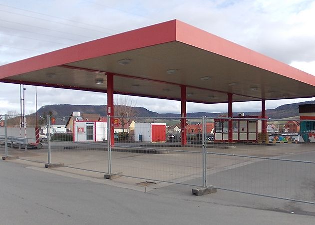 In Jena-Nord hat der Abbau der Tankstelle neben dem Kaufland begonnen.