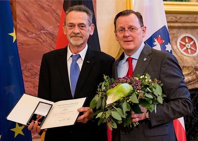 Ministerpräsident Bodo Ramelow (r.) überreichte an Alfred Hertel den Verdienstorden der Bundesrepublik Deutschland.