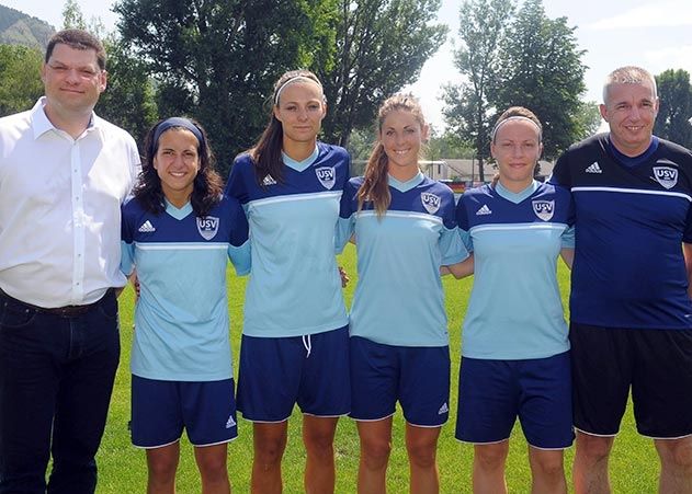 v.r.n.l.: Co-Trainer Steffen Beck, Jana Sedlackova, Jennifer Martin, Lucie Vonkova, Dolores Isabel Jacome Da Silva und Präsident Falk Buchmann beim Start des FF USV Jena in die neue Allianz-Frauenfussball-Bundesliga-Saison 2015/2016 im Uni-Sportzentrum.