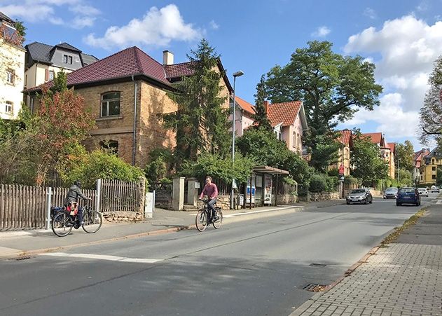 Immer wieder nutzen Radfahrer in der Friedrich-Engels-Straße den Gehweg.
