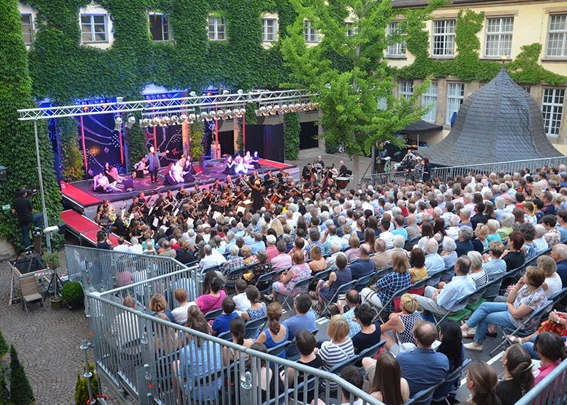 Die Aufführungen finden im Innenhof des Uni-Hauptgebäudes statt.